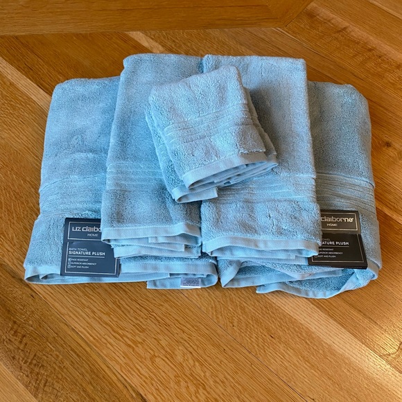 Liz Claiborne Bath Liz Claiborne Home Signature Plush Bath Towel